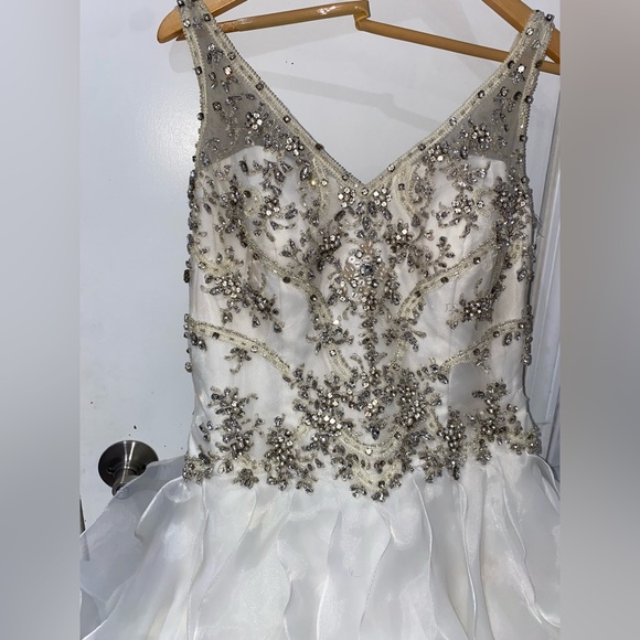 Selling this gorgeous V-Neck Ruffle Wedding Dress for Bride - Picture 2 of 9